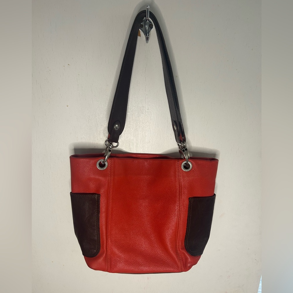 CRISTINA RED PEBBLED LEATHER SHOULDER BAG WITH BROWN POCKETS AND LEATHER STRAP
